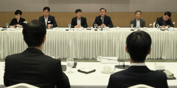 김창범 한경협 부회장이 25일 FKI타워 컨퍼런스센터에서 삼성, SK, 현대차, LG 등 주요 그룹 CHO(최고 인사 책임자)를 초청해 연 '청년 일자리 개선을 위한 주요 그룹 간담회'에 참석해 인사말을 하고 있다. [출처=한국경제인협회]