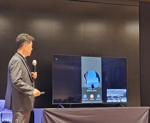 백선필 LG전자 HE상품기획담당 상무가 25일 서울 여의도 LG트윈타워에서 진행된 기자간담회에서 'LG 버디' 기능을 사용해 영상통화를 걸고 있다. [출처=진운용 기자]