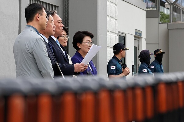 더불어민주당 초선 의원들이 지난 22일 서울 종로구 주한미국대사관 앞에서 조지아주 한인 구금 사태 해결과 한미 관세 협상 관련 입장을 발표하고 있다. 이날 면담은 김상욱, 김준혁, 이재강, 임미애, 권향엽 의원이 참석했다.[출처=연합]