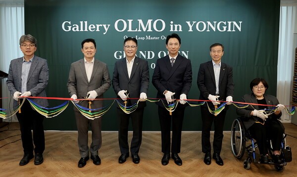 이진완 경기도장애인주간이용시설협회장(왼쪽부터)과 김근영 세방 본부장, 최창빈 대상 경영안전본부장, 김현종 올모서울경기 대표, 김정대 한국장애인고용공단 경기지역본부장, 김지민 경기동부지사장이 지난 24일 경기 용인시에서 열린 장애인 표준사업장 ‘올모용인’ 개소식에 참석해 테이프 커팅을 하고 있다. [출처=대상그룹]