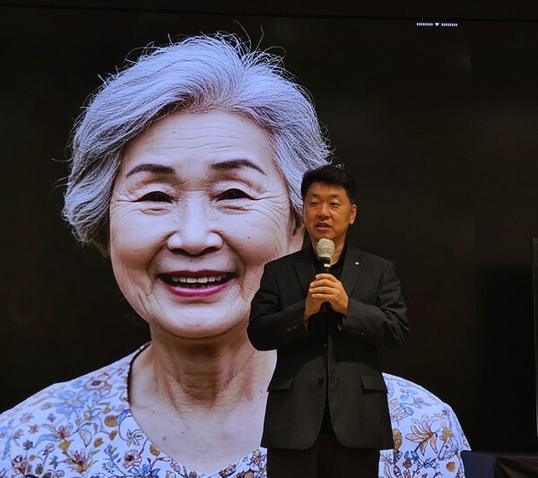 백선필 LG전자 HE상품기획담당 상무가 25일 서울 여의도 LG트윈타워에서 '이지 TV'에 대해 설명하고 있다. [출처=진운용 기자]