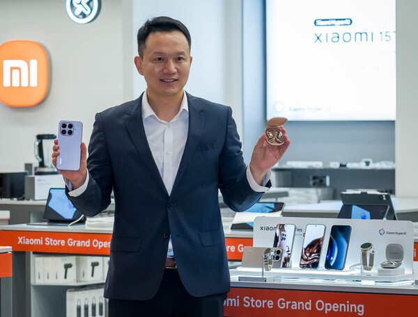 조니 우 샤오미코리아 사장이 24일 샤오미 스토어 NC이스트폴점에서 샤오미 15T Pro와 샤오미 오픈웨어 스테레오 프로를 들고 있다. [출처= 샤오미]