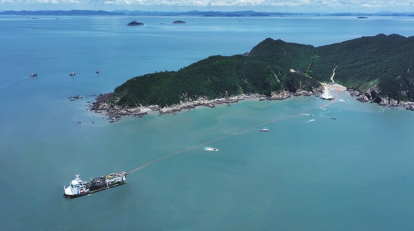 대한전선의 케이블포설선 팔로스호가 영광낙월 프로젝트 외부망 포설을 진행하고 있다. [출처= 대한전선]