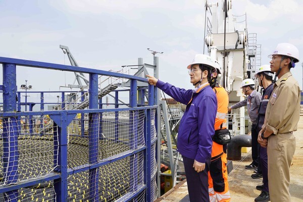 김선규 호반그룹 회장이 대한전선 해저케이블 선적 현장에 방문해 임직원을 격려하고 첫 출하를 축하했다. [출처=대한전선 ]