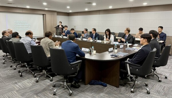 인도 CIDC 대표단-한국 건설·엔지니어링 기업 간 간담회에서 참석자들이 인도 측 발언을 듣고 있다.[출처=해외건설협회]