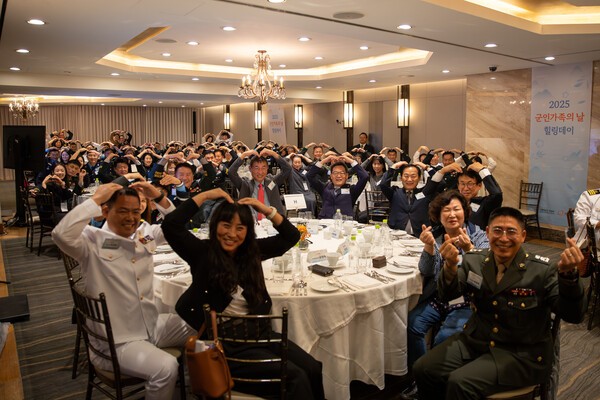 한화 방산 3사와 국방부가 지난 24일 서울 광진구 그랜드 워커힐 서울에서 개최한 '군인가족의 날 힐링데이' 행사에서 국군모범용사상을 받은 장병과 가족 120여명 등이 하트를 그리며 기념촬영하고 있다. [출처=한화에어로스페이스]