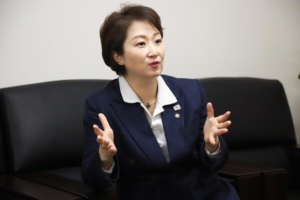 "한국 제조업의 미래는 재구조화·첨단화·고부가가치화에 있습니다. 구체적으로 살펴보면, 우선 재구조화의 경우 AI·로봇 등을 통한 스마트팩토리, 탄소저감 공정·재생에너지 연계 생산으로 친환경 고효율 공정 구축 등 스마트·그린 제조를 전면화해야 합니다. 핵심 경쟁부품의 국산화 및 글로벌 파트너십을 통한 공동생산 체계 구축 등 소부장 자립과 고도화도 필요합니다." [출처=이언주 의원실]