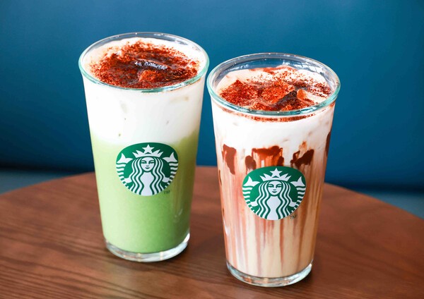 스타벅스코리아가 선보인 가을 시즌 음료 ‘블랙 글레이즈드 라떼’(블글라)가 출시 일주일 만에 120만 잔을 돌파하며 기록적인 판매 속도를 보이고 있다. ‘말차 글레이즈드 티 라떼’(왼쪽)와 ‘블랙 글레이즈드 라떼’. [출처=스타벅스코리아]