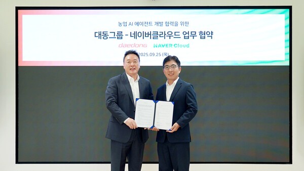 대동이 25일 성남시 분당구에 위치한 네이버클라우드 그린팩토리 사옥에서 네이버클라우드와 '농업 AX를 위한 소버린 AI 에이전트 사업협력 업무협약식'을 진행했다. 원유현 대동 대표이사(왼쪽)와 김유원 네이버클라우드 대표가 업무협약서에 서명 후 사진 촬영을 하고 있다. [출처=대동]