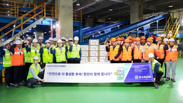 한진 임직원이 안전하고 원활한 추석 특수기 운영을 기원하며 기념촬영을 하고있다. 앞줄 왼쪽 6번째부터 (주)한진 노삼석 대표이사 사장, (주)한진 조현민 사장 [출처=한진]