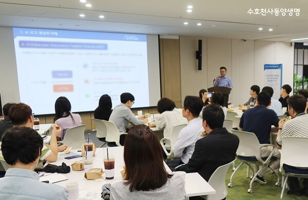 지난 24일 동양생명이 임직원 전문 역량 강화를 위해 개최한 브라운 백 미팅에서 임직원들이 강연을 듣고 있는 모습. [출처=동양생명]