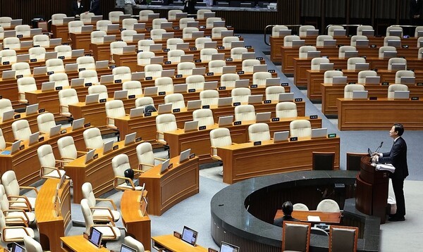 국민의힘 박수민 의원이 25일 국회 본회의에서 정부조직법 수정안에 대한 필리버스터(무제한 토론을 통한 합법적 의사진행 방해)를 하고 있다. 필리버스터가 시작되자 대부분 의원들이 자리를 떠나 의원석이 비어 있다.. [출처=연합]