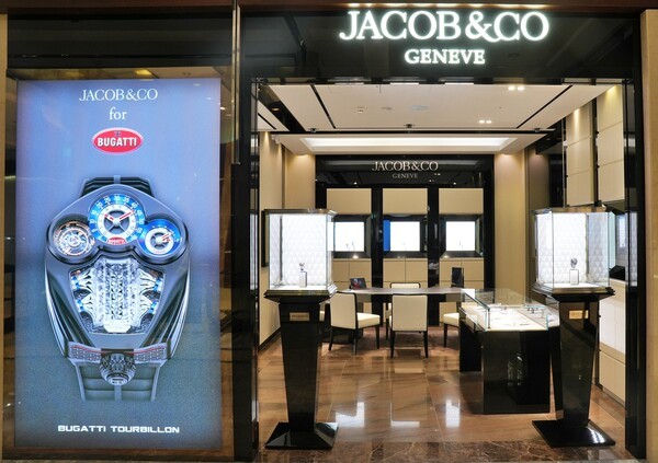 롯데백화점이 스위스 하이엔드 워치 브랜드 ‘제이콥앤코(JACOB&CO.)’를 유통사 최초로 오픈해 럭셔리 워치 시장에서의 독보적인 입지 굳히기에 나선다. [출처=롯데백화점]