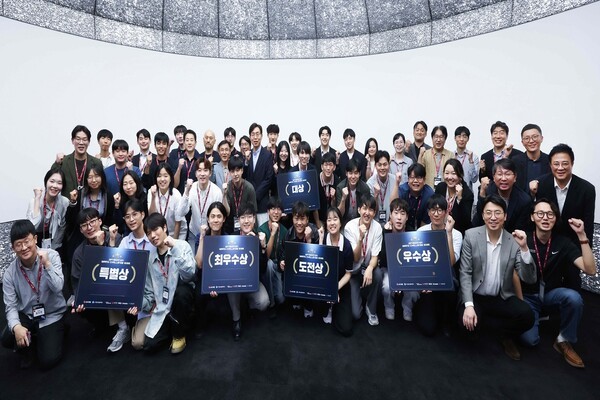 LG CNS가 주최한 '최적화 그랜드 챌린지 2025' 시상식 후 대회 수상자 및 관계자들이 기념사진을 촬영하는 모습. [출처=LG CNS]