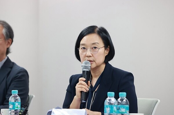 중소벤처기업부가 내년도 중소벤처 연구·개발(R&D) 예산을 역대 최대 규모인 2조 2000억 원으로 편성하고, 시장에서 경제적 성과로 이어지는 '돈이 되는 R&D'에 집중 투자한다. 이는 올해 예산보다 7000억 원 증액된 규모다. 발언한고 있는 한성숙 중소벤처기업부 장관. [출처=중벤처기업부 ]