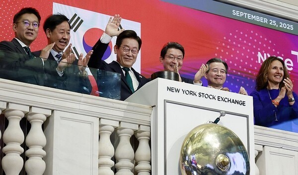 이재명 대통령이 25일(현지시간) 미국 뉴욕 증권거래소에서 개장을 알리는 버튼을 누른 뒤 손을 흔들고 있다. 왼쪽부터 김남준 대통령실 제1부속실장, 구윤철 경제부총리 겸 기획재정부 장관, 이 대통령, 이억원 금융위원장, 김용범 정책실장, 린 마틴 뉴욕 증권거래소 회장. [출처=연합]