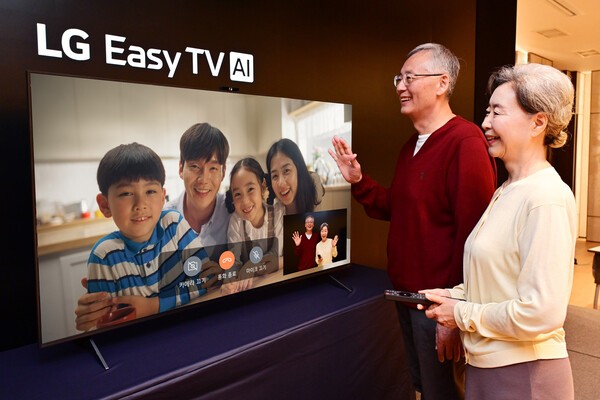 LG전자가 시니어 고객이 쉽게 사용하고, 시니어 고객을 케어하는 ‘LG 이지 TV(LG Easy TV)’를 국내에 출시하며 시니어 TV 시장을 연다. 모델이 기본 장착된 카메라로 TV와 카카오톡 계정이 연결된 가족과 영상 통화를 하고 있다. [출처=LG전자]