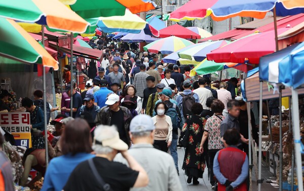 지난 24일 경기 성남시 모란전통기름시장에서 시민들이 추석맞이 장을 보고 있다. [출처=연합뉴스]