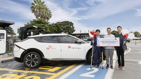 지난 25일 SK렌터카 제주지점에서 진행한 ‘2025 모빌리티 뱅크 제주 차량 전달식’ 단체 사진. (좌측부터)최성두 제주도청 복지정책과장, 박민철 제주원광재가노인복지센터 사무국장, 장봉걸 SK렌터카 지속경영실장 [출처=SK렌터카]