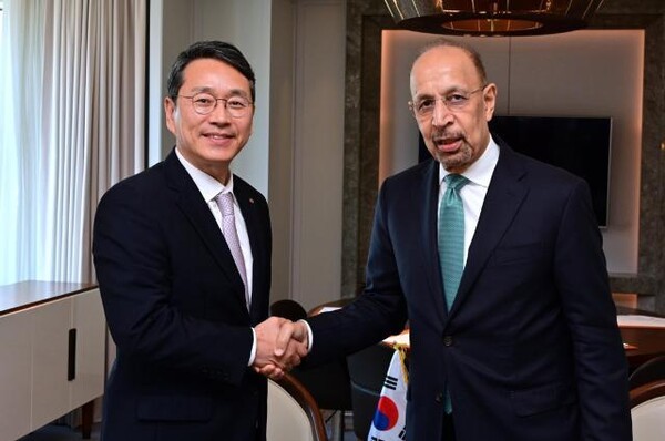 조주완 LG전자 사장(왼쪽)이 26일 서울 중구 롯데호텔에서 사우디아라비아 칼리드 알팔리(H.E. Khalid AlFalih) 투자부 장관과 만나 AI 데이터센터 냉각 솔루션 공급 등 협력 방안을 논의했다. [출처=LG전자]