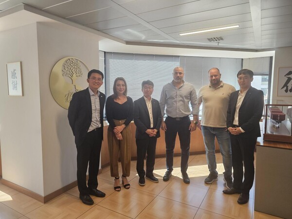 KR 김연태 부사장(왼쪽 세 번째)과 KR 전문가들이 그리스 선사 Danaos Shipping 방문 후 기념촬영을 하고 있다.[출처=KR ]