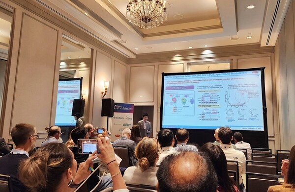 한미약품 ONCO임상팀 노영수 이사(가운데)가 17일(현지시각) 미국 보스턴에서 열린 제7회 RAS 표적 신약개발 국제학술대회에서 차세대 표적항암 혁신신약으로 개발 중인 ‘SOS1-KRAS 상호작용 저해제(HM101207)’의 연구 내용을 구연으로 발표하고 있다. [출처=한미약품]
