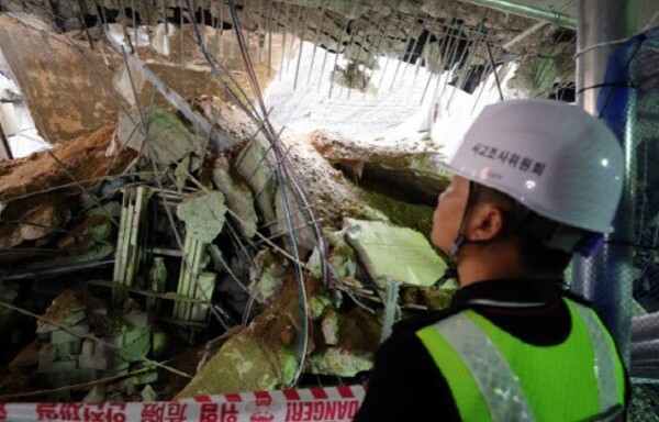 인천시 서구 검단신도시 모 아파트 신축 공사장에서 국토교통부 사고조사관이 현장 점검을 하고 있다. [출처 = 연합뉴스]