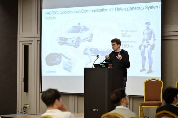 오픈마인드의 얀 리프하르트 설립자 겸 CEO가 26일 서울 코엑스에서 열린 '오픈 로보틱스 AI 포럼 코리아'에서 '분산형 AI 시대, 기계 자율성의 점화, 생각하고 학습, 협력하는 머신'을 주제로 기조연설을 하고 있다. [출처=오픈마인드]