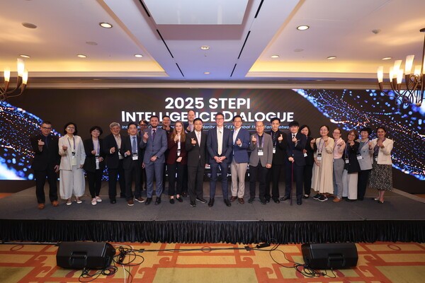 STEPI 인텔리전스 다이얼로그 참석자 단체사진. [출처=과학기술정책연구원]