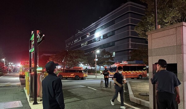  26일 오후 8시 20분께 대전 유성구 화암동 국가정보자원관리원에서 리튬배터리 화재가 발생, 소방당국이 진화작업을 벌이고 있다. [출처=연합]