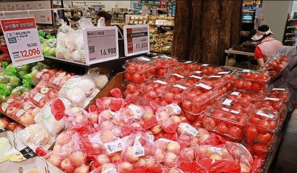 추석을 3주 앞두고 전통시장에서 구매해 추석 차례상을 차리는 비용이 4년 만에 30만원을 밑돌았다. [출처=연합]