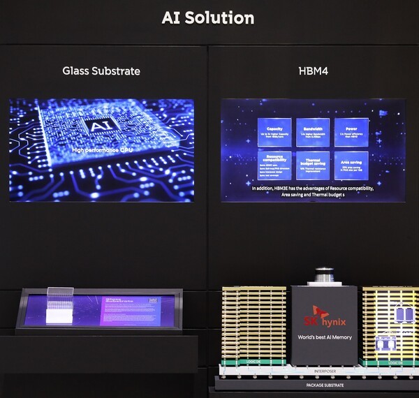 (사진 좌측부터) AI 데이터센터에 필요한 SK그룹 AI 생태계 핵심 제품 SKC ‘유리기판(SKC)’과 SK하이닉스 ‘고대역폭메모리4(HBM4)’ [출처=SK그룹]