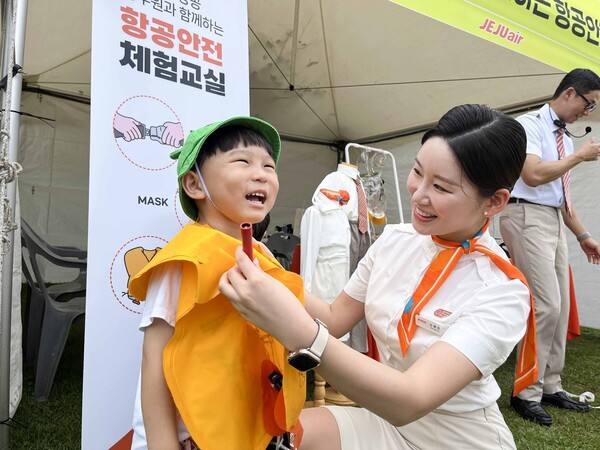 제주항공 객실승무원들이 9월 26일 제주시 시민복지타운에서 진행된 ‘제17회 제주 범도민 안전체험 한마당’에서 어린이들에게 비상상황 발생시 좌석벨트 착용 방법을 가르쳐 주고 있다. [제주항공]