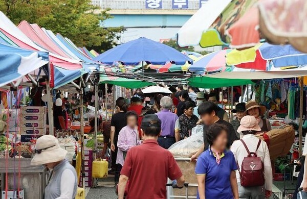 추석을 열흘 앞둔 26일 광주 서구 상무금요시장에서 시민들이 차례상 장을 보고 있다. [출처=연합]