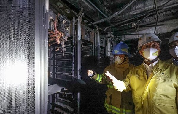 김민석 국무총리가 지난 27일 밤 대전 유성구 국가정보자원관리원 화재 현장을 살펴보고 있다. [출처=연합]
