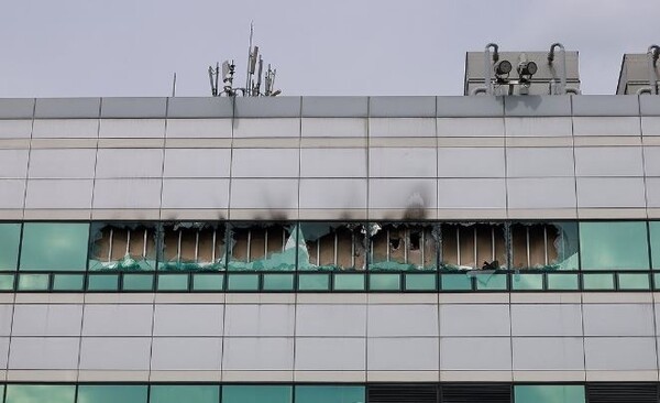 27일 대전 유성구 국가정보자원관리원(국정자원) 전산실 창문이 화재로 깨져 있다. 전날 정부 전산시스템이 있는 국정자원에서 무정전·전원 장치(UPS)용 리튬이온 배터리 화재가 발생해 정부 전산 서비스가 대규모로 마비됐다 [출처=연합]