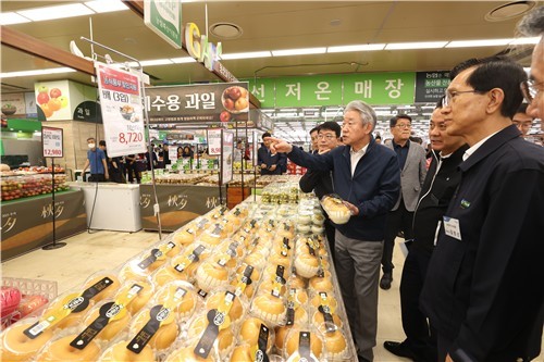 강호동 농협중앙회장이 지난 26일 농협하나로마트 고양점을 방문해 추석 성수품 수급 상황과 판매 동향을 직접 점검했다.  [출처=농협중앙회]