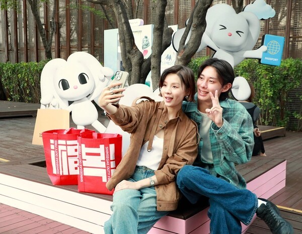 중국 고객들이 신세계면세점 11층 스카이파크에 마련된 '폴앤바니' 행사 체험존에서 포춘 백(Fortune Bag)과 함께 기념촬영을 하고 있다. [출처=신세계면세점]