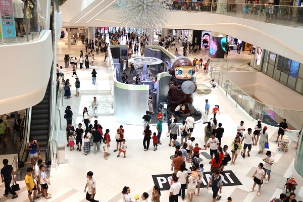 롯데몰 웨스트레이크 하노이에서 연 팝업 행사에 몰려든 고객들의 모습. [출처=롯데백화점]