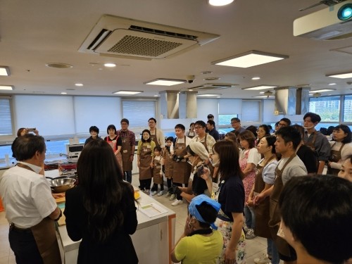 서울 송파구 ‘제25회 한성백제문화제’에 참여한 일본 도쿄도 분쿄구 대표단 30명이 지난 27일 ‘한국 요리 쿠킹 클래스’에 참여해 한식에 대해 배우고 있다. [출처=송파구]