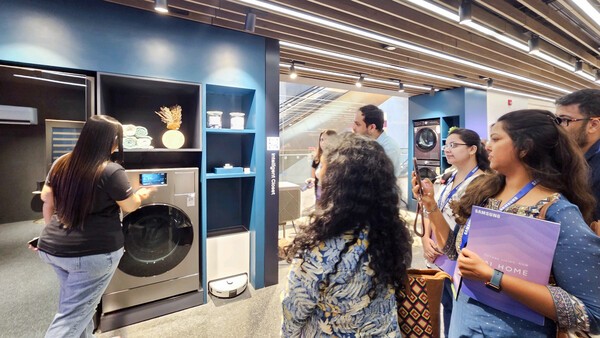 삼성전자가 인도 뭄바이에 위치한 삼성 BKC 플래그십 스토어에서 현지 미디어와 거래선을 대상으로 최신 'AI 홈'의 차별화된 고객 경험을 소개하고 있다.[출처=삼성전자]