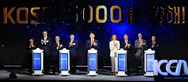 정은보 한국거래소 이사장(가운데)이 29일 서울 중구 웨스턴조선호텔에서 열린 거래소 주최 '한국 자본시장 콘퍼런스'에서 참석자들과 코스피 5000 기원 퍼포먼스를 하고 있다.[출처= 연합]