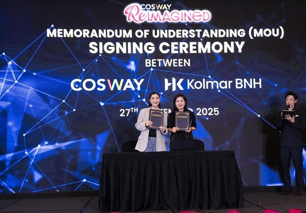 콜마비앤에이치(윤여원 대표, 사진 우측)는 코스웨이(크리세이스 탄 CEO, 사진 좌측)와 전략적 업무협약을 체결했다. [출처=콜마비앤에이치]