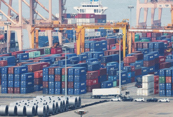 지난 4월 2일 경기도 평택항에 컨테이너가 쌓여 있는 모습.[출처=연합뉴스]