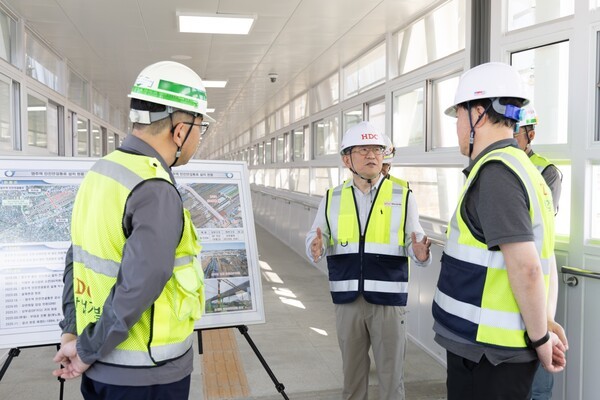 HDC현대산업개발은 26일, 경상북도 영주시 도담–영천 복선전철 4공구 현장에서 정경구 대표이사 주재로 현장 안전보건 점검을 진행했다. (왼쪽 두 번째) 정경구 대표이사.[출처=HDC현대산업개발]