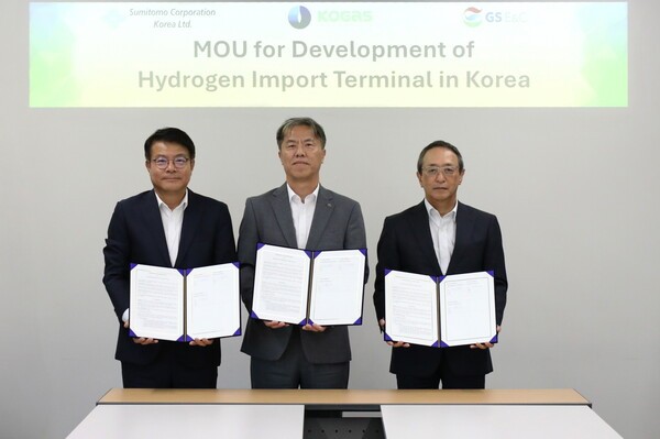 (왼쪽부터)김동욱 GS건설 플랜트사업본부 부사장, 오권택 가스공사 수소신사업단장, 오하시 다이스케 한국스미토모상사 사장. [출처=한국가스공사]