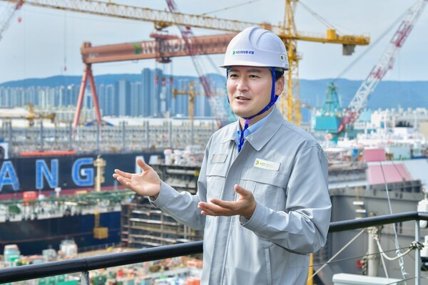 이진 HD현대중공업 문화부문 상무가 울산조선소에서 건조 중인 이중연료 추진 선박을 설명하고 있다. [출처=HD현대중공업]