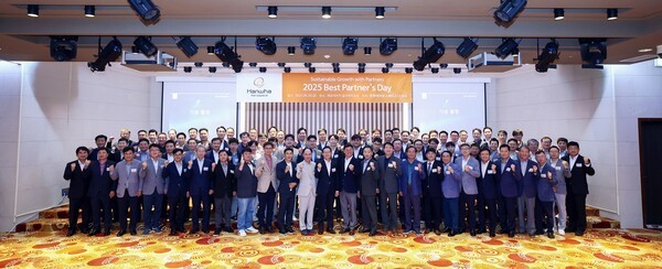 '2025 베스트 파트너스 데이'에서 손재일 한화에어로스페이스 대표(첫째줄 가운데)와 우수 협력사로 선정된 업체 대표들이 기념 사진을 찍고 있다. [출처=한화에어로스페이스]
