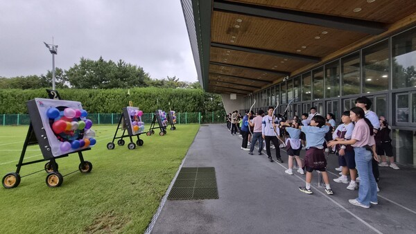 현대제철이 개최한 초등학생 양궁장 초청행사에 참가한 학생들이 양궁 미니 게임을 즐기고 있다. [출처=현대제철]