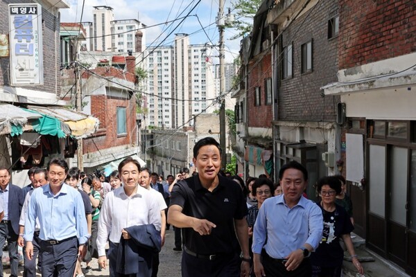 지난 19일 오세훈 서울시장이 서울 서대문구 현저동 모아타운 현장 점검에 나서고 있다. [출처=연합뉴스]